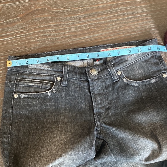 Buffalo jeans by David Bitton size 27 Capri pants in black denim. - Picture 10 of 11